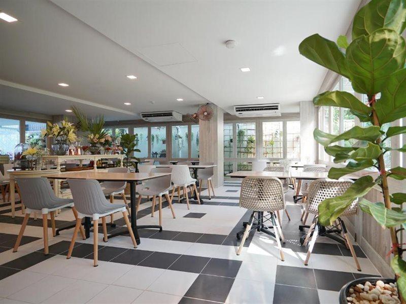 The Qube Fifty Hotel Bangkok Buitenkant foto